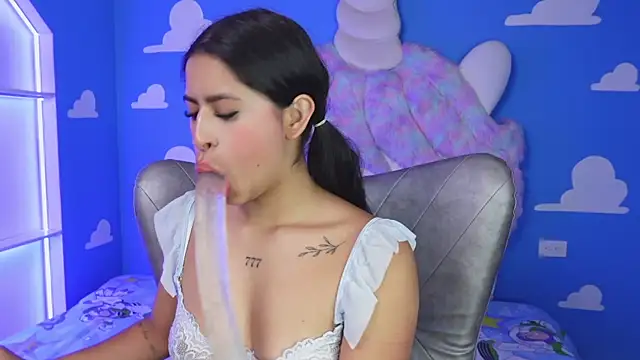 Snapshot of miss_romyna chatting on 11.18.25 miss romyna online show from 11.18.25