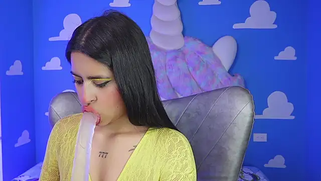 Snapshot of miss_romyna chatting on 12.15.25 miss romyna online show from 12.15.25