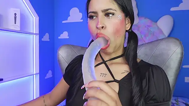 Snapshot of miss_romyna chatting on 12.23.25 miss romyna online show from 12.23.25