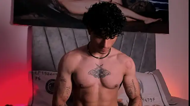 Snapshot of Thomas_Fit1 chatting on 12.15.25 Thomas Fit1 online show from 12.15.25