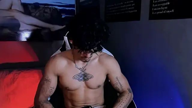 Snapshot of Thomas_Fit1 chatting on 04.10.26 Thomas Fit1 online show from 04.10.26