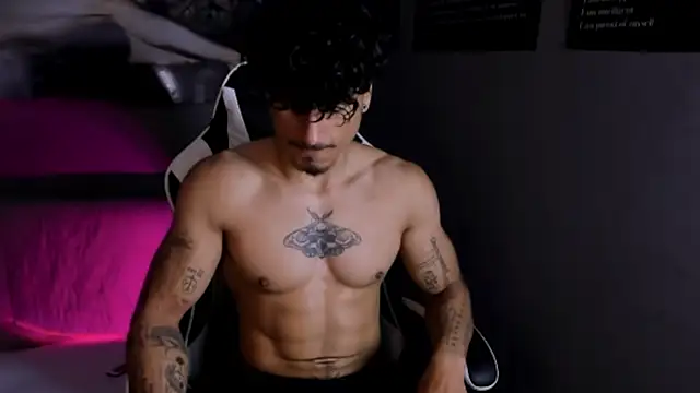 Snapshot of Thomas_Fit1 chatting on 04.15.26 Thomas Fit1 online show from 04.15.26