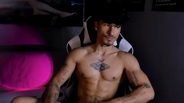 Snapshot of Thomas_Fit1 chatting on 04.15.26 Thomas Fit1 online show from 04.15.26