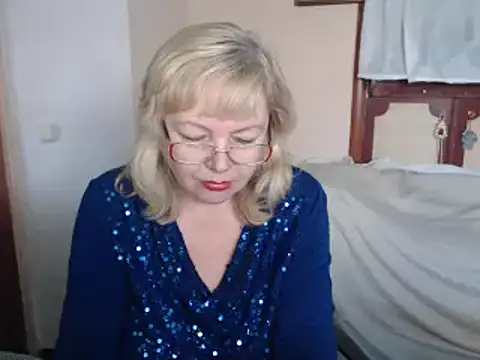 Snapshot of EvelynLoveShy chatting on 12.19.24 EvelynLoveShy online show from 12.19.24
