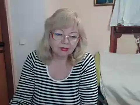 Snapshot of EvelynLoveShy chatting on 12.26.24 EvelynLoveShy online show from 12.26.24