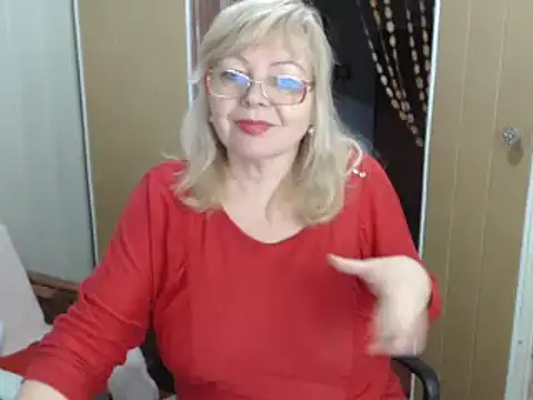 Snapshot of EvelynLoveShy chatting on 12.26.24 EvelynLoveShy online show from 12.26.24