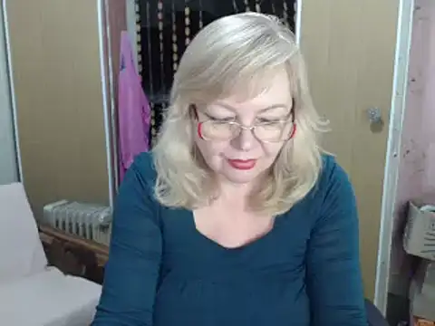 Snapshot of EvelynLoveShy chatting on 12.29.24 EvelynLoveShy online show from 12.29.24