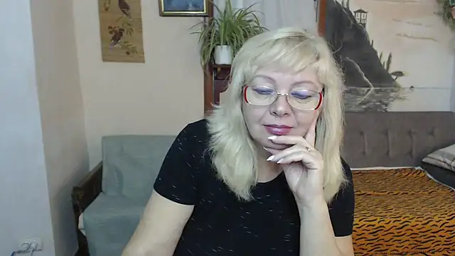 Snapshot of EvelynLoveShy chatting on 10.30.25 EvelynLoveShy online show from 10.30.25