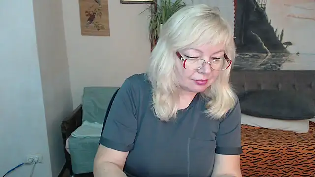 Snapshot of EvelynLoveShy chatting on 11.07.25 EvelynLoveShy online show from 11.07.25