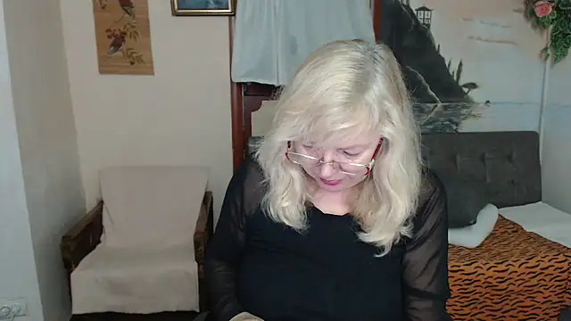 Snapshot of EvelynLoveShy chatting on 11.23.25 EvelynLoveShy online show from 11.23.25