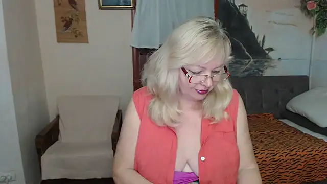 Snapshot of EvelynLoveShy chatting on 11.25.25 EvelynLoveShy online show from 11.25.25
