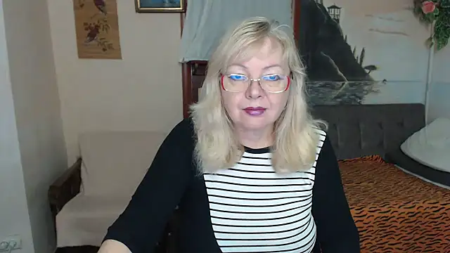 Snapshot of EvelynLoveShy chatting on 11.26.25 EvelynLoveShy online show from 11.26.25