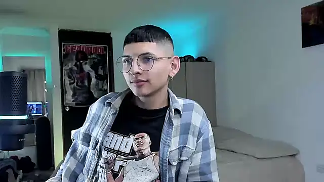 Snapshot of a_lejandro_0_8 chatting on 12.15.24 a lejandro 0 8 online show from 12.15.24