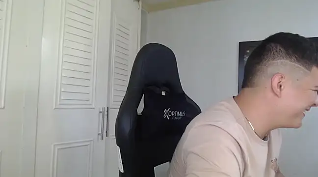 Snapshot of Plug_Control chatting on 01.21.25 Plug Control online show from 01.21.25