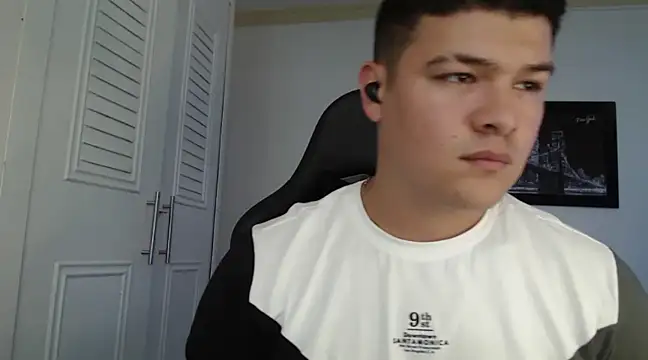 Snapshot of Plug_Control chatting on 01.28.25 Plug Control online show from 01.28.25