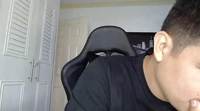 Snapshot of Plug_Control chatting on 02.13.25 Plug Control online show from 02.13.25