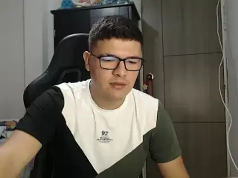 Snapshot of Plug_Control chatting on 03.04.25 Plug Control online show from 03.04.25