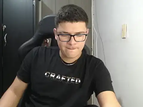 Snapshot of Plug_Control chatting on 03.12.25 Plug Control online show from 03.12.25