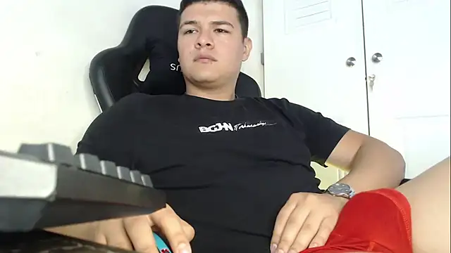 Snapshot of Plug_Control chatting on 09.11.25 Plug Control online show from 09.11.25