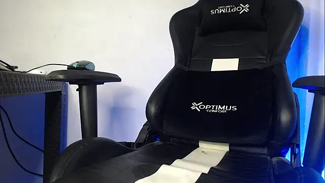 Snapshot of Plug_Control chatting on 09.13.25 Plug Control online show from 09.13.25