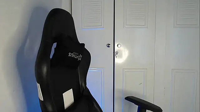 Snapshot of Plug_Control chatting on 09.15.25 Plug Control online show from 09.15.25