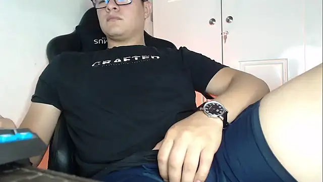 Snapshot of Plug_Control chatting on 09.18.25 Plug Control online show from 09.18.25