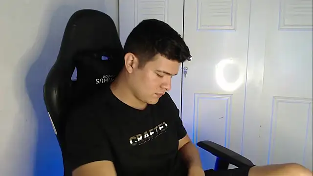 Snapshot of Plug_Control chatting on 09.18.25 Plug Control online show from 09.18.25