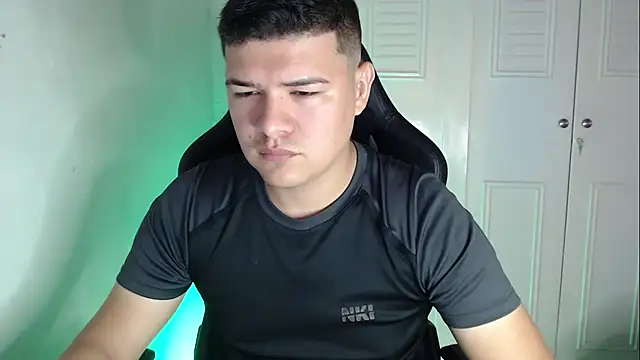 Snapshot of Plug_Control chatting on 09.22.25 Plug Control online show from 09.22.25