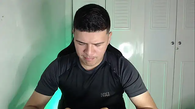 Snapshot of Plug_Control chatting on 09.23.25 Plug Control online show from 09.23.25