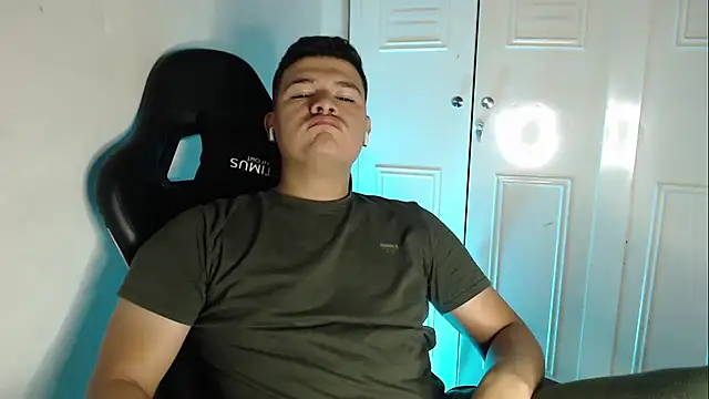 Snapshot of Plug_Control chatting on 09.25.25 Plug Control online show from 09.25.25