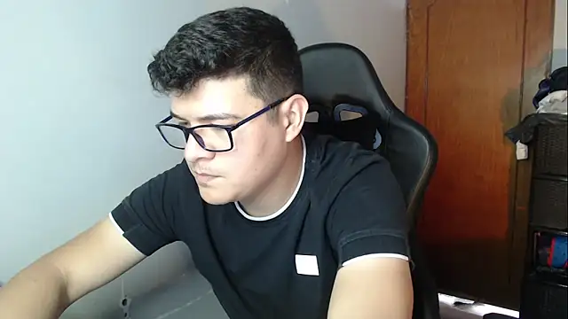 Snapshot of Plug_Control chatting on 12.22.25 Plug Control online show from 12.22.25