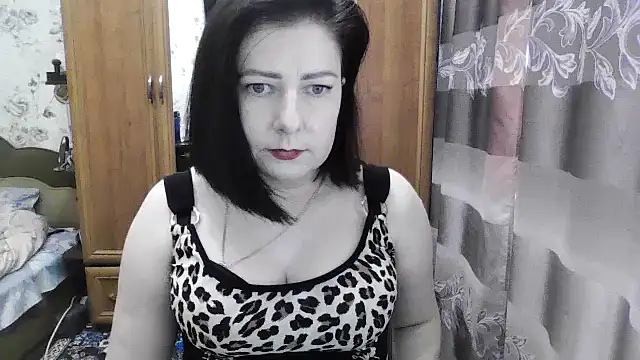 Snapshot of SophieNightAh chatting on 10.16.25 SophieNightAh online show from 10.16.25