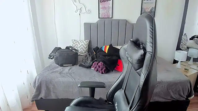 Snapshot of Amy_joones chatting on 10.21.25 Amy joones online show from 10.21.25