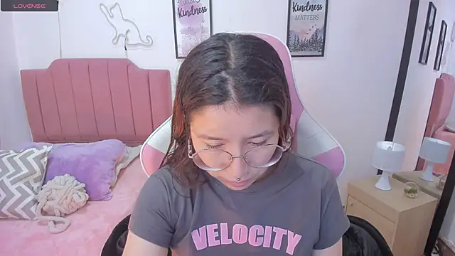 Snapshot of Amy_joones chatting on 11.22.25 Amy joones online show from 11.22.25