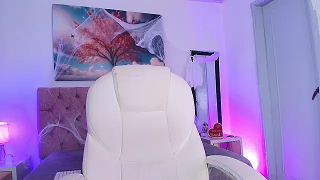 Julianaa Castro  online show from 10.23.25