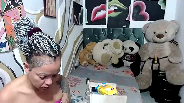 Snapshot of manzanahot9 chatting on 10.29.25 manzanahot9 online show from 10.29.25