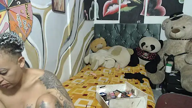 Snapshot of manzanahot9 chatting on 11.18.25 manzanahot9 online show from 11.18.25