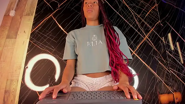 Kloe Suarez  online show from 11.17.25