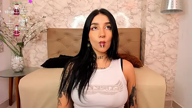 Snapshot of Leiaa_ chatting on 12.21.24 Leiaa online show from 12.21.24