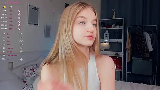 Snapshot of YuNabif chatting on 01.10.25 YuNabif online show from 01.10.25