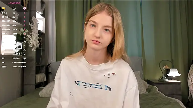 Snapshot of YuNabif chatting on 11.20.25 YuNabif online show from 11.20.25