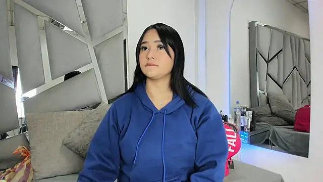 Snapshot of Catherinee69_x chatting on 10.10.25 Catherinee69 x online show from 10.10.25