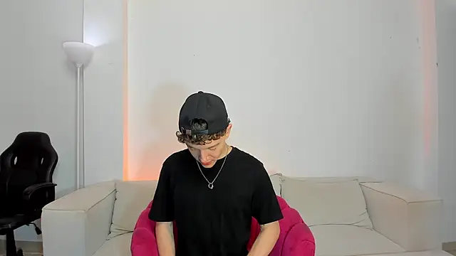 Snapshot of niico_18 chatting on 02.28.25 niico 18 online show from 02.28.25