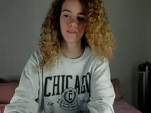 Snapshot of Zamu_1992 chatting on 12.24.24 Zamu 1992 online show from 12.24.24