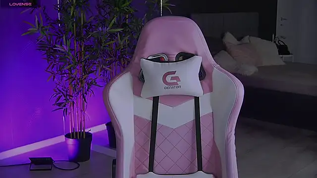 Snapshot of shayblonde chatting on 12.24.24 shayblonde online show from 12.24.24