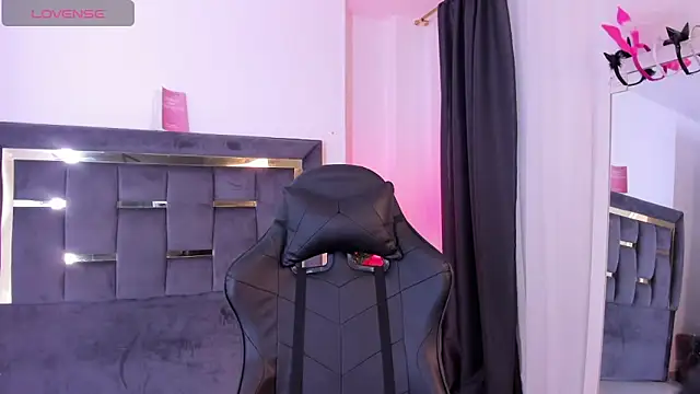 Snapshot of MarilynSmIith chatting on 12.04.25 MarilynSmIith online show from 12.04.25