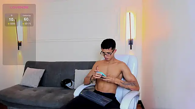 Snapshot of Paradise_boy_s chatting on 11.12.25 Paradise boy s online show from 11.12.25