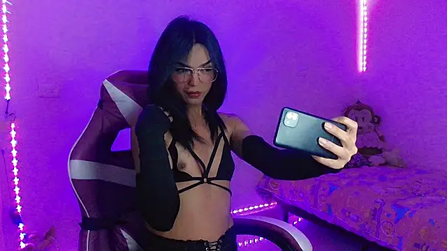 Snapshot of Ms-Zoehans chatting on 11.21.25 Ms-Zoehans online show from 11.21.25