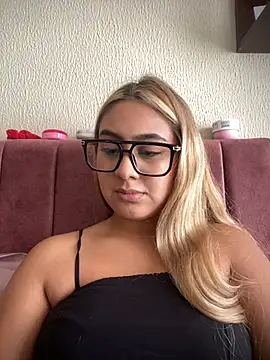 Snapshot of Miabonnett_ chatting on 04.18.26 Miabonnett online show from 04.18.26