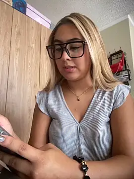 Snapshot of Miabonnett_ chatting on 04.27.26 Miabonnett online show from 04.27.26